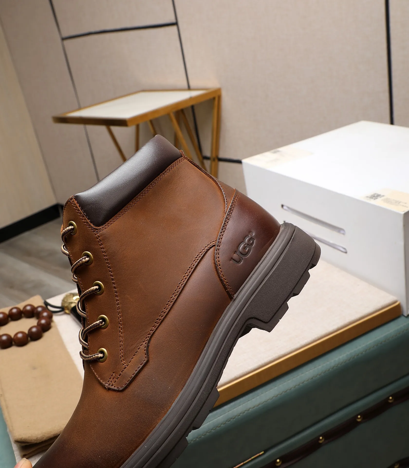 Men's men's shoes💰640 UGG (100% genuine wool lining, 10% off for fake ones) Please pay attention to the quality of the original order and compare the thickness of the wool🏮🏮Hot-selling UGG from Australia's warm luxury brand men's shoes, the official website is synchronized, Beckham men's style..., made of imported top-layer waxed cowhide, waxed toe cap, Australian real wool velvet lining Carefully sewn...Imported rubber Martin boots outsole (comfortable, soft and wear-resistant). I really like the quality..Exquisite workmanship. You can't put it down at first sight. Size 39-44